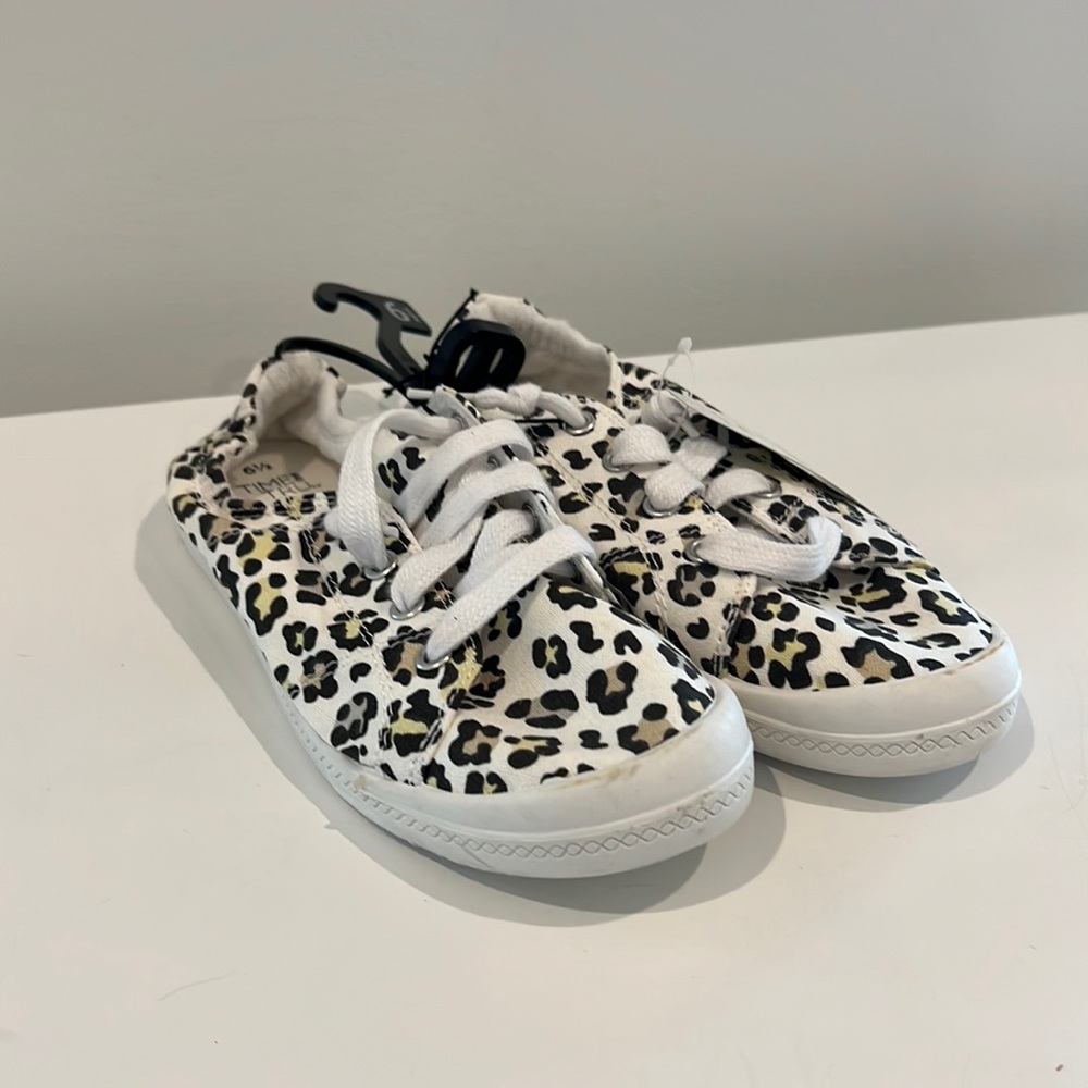 Casual tennis shoes
